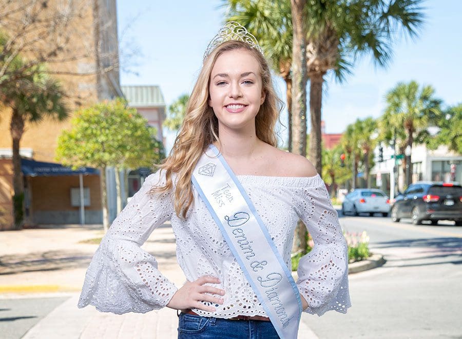 woman-posing-in-tiara